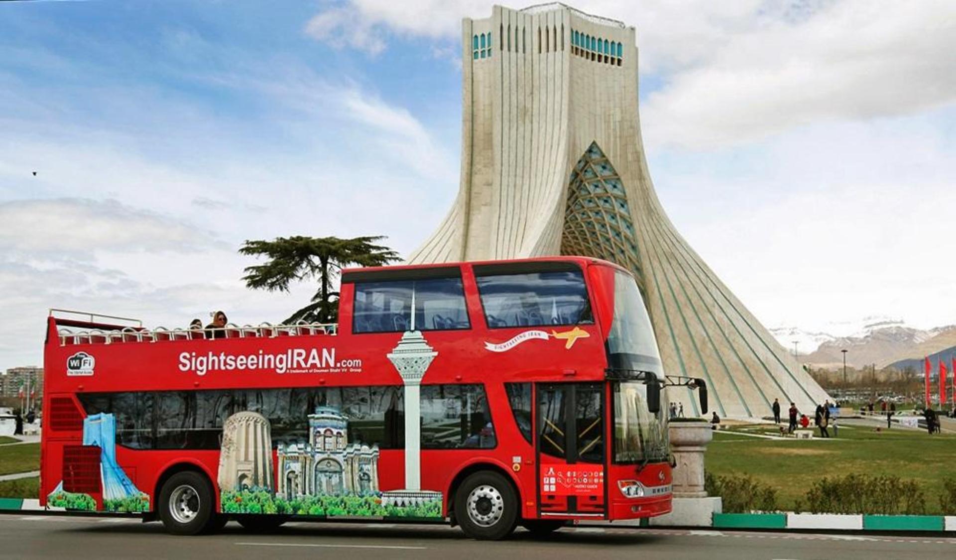 اتوبوس گردشگری دور میدان آزادی؛ منبع عکس: mizanonline.ir؛ عکاس: حسن شیروانی