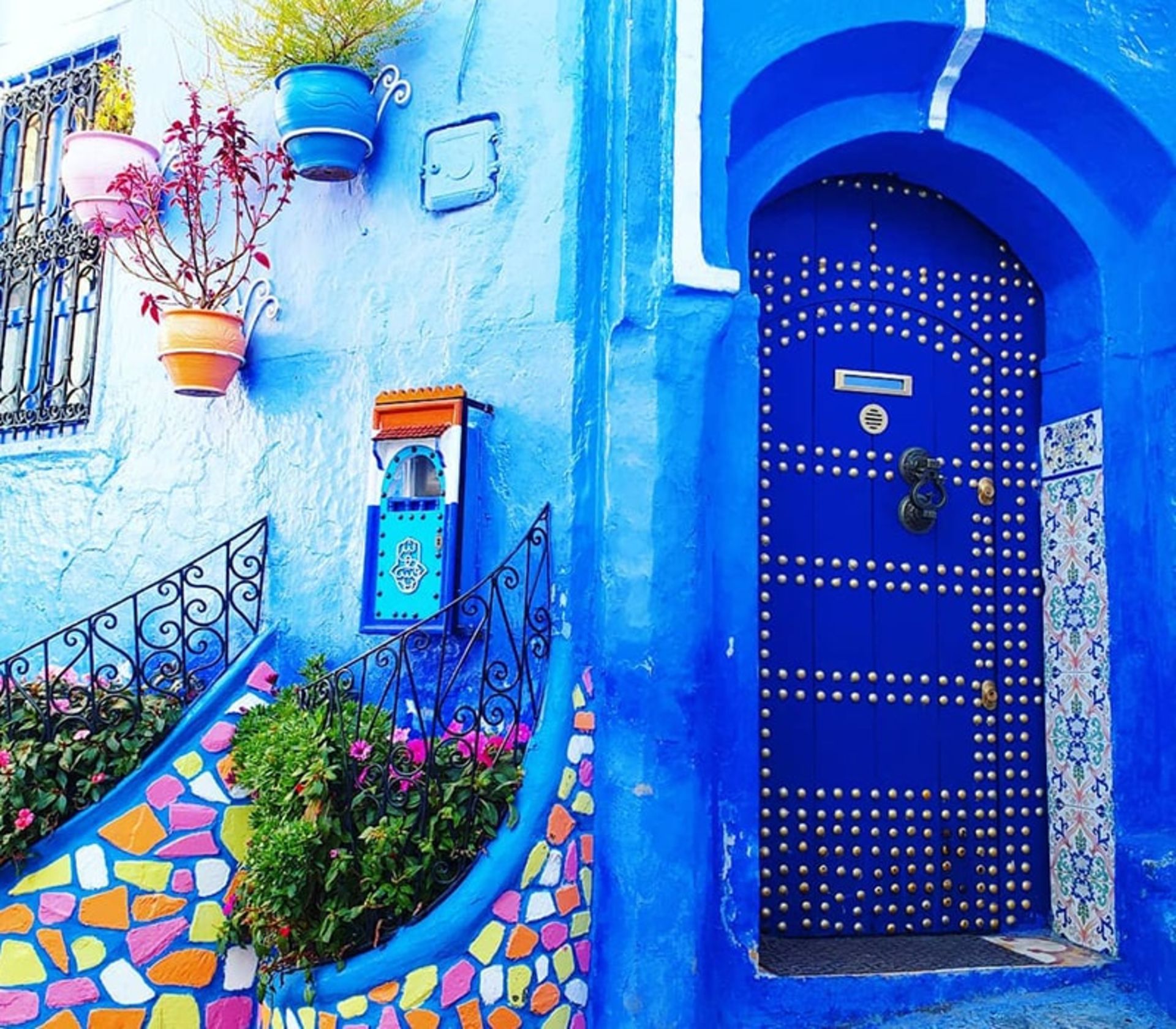 در و دیوار آبی در شهر شفشاون مراکش، منبع عکس: shortgirlontour.com، عکاس: نامشخص