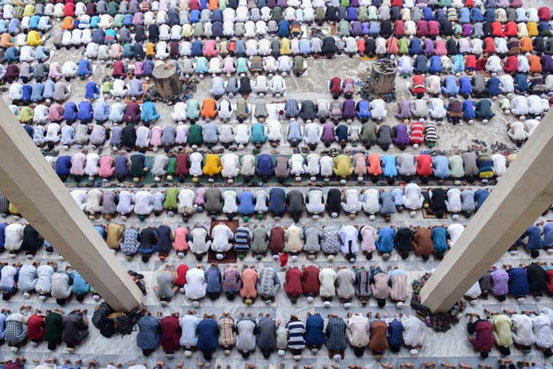 نمازگزاران بنگلادشی در حال سجده