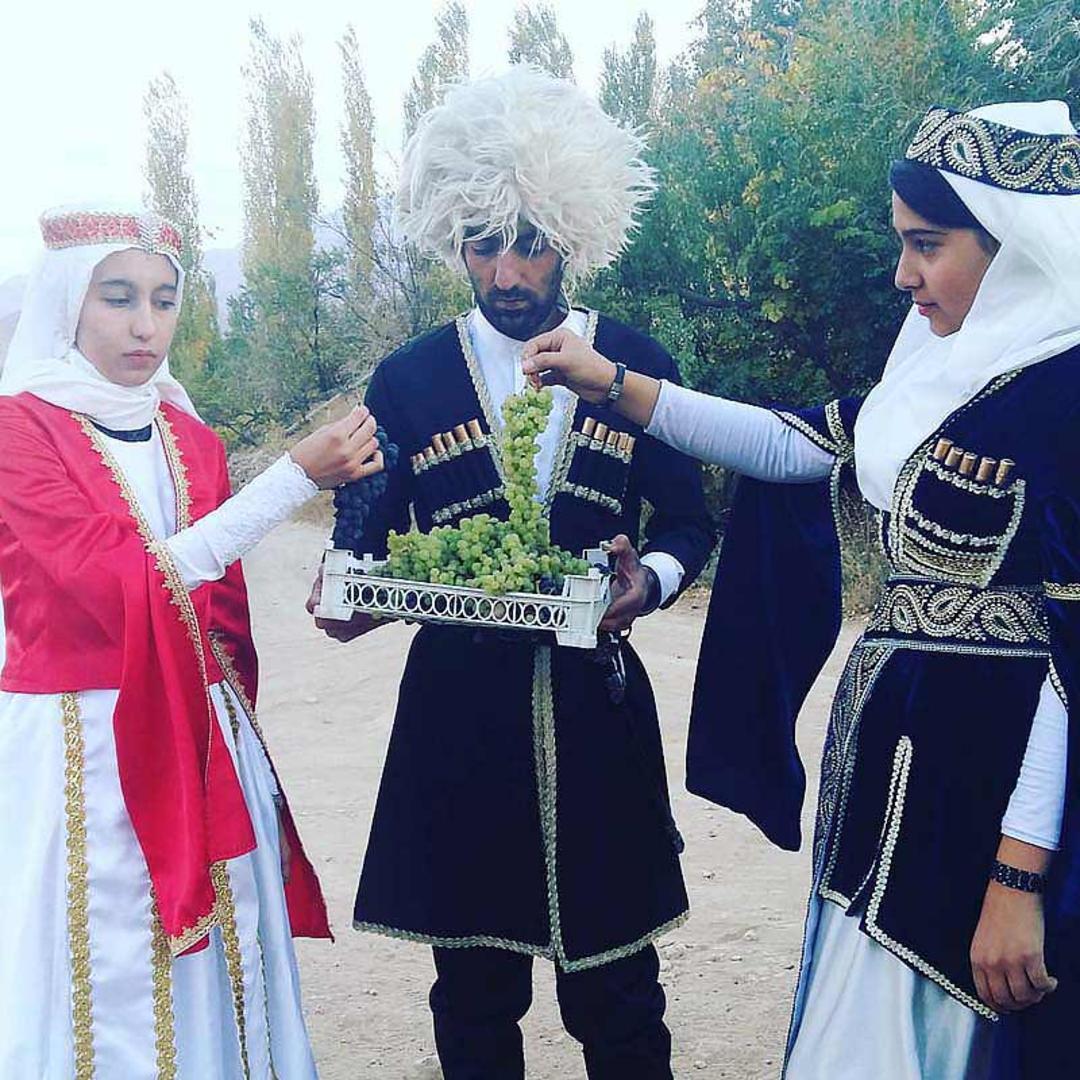 مرد و دختران گرجی با لباس سنتی