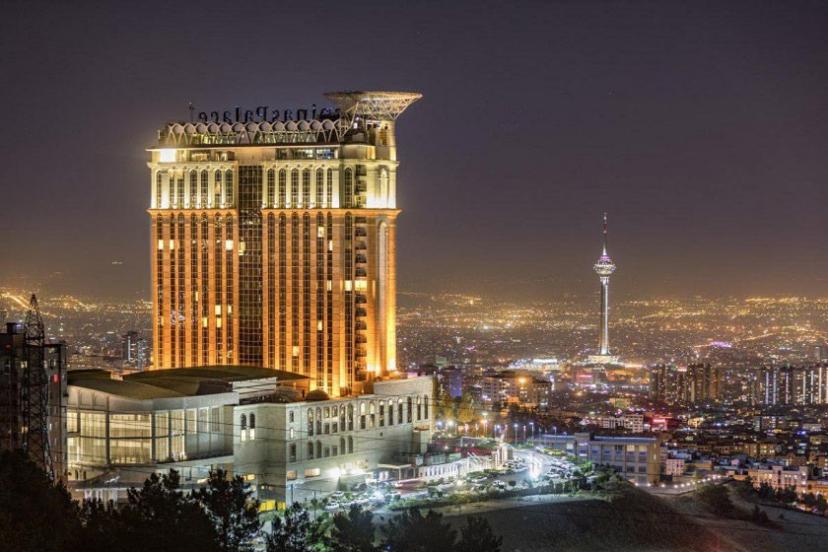 نمای هتل اسپیناس پالاس در شب؛ منبع عکس: google maps؛ عکاس: MeHRan Ho