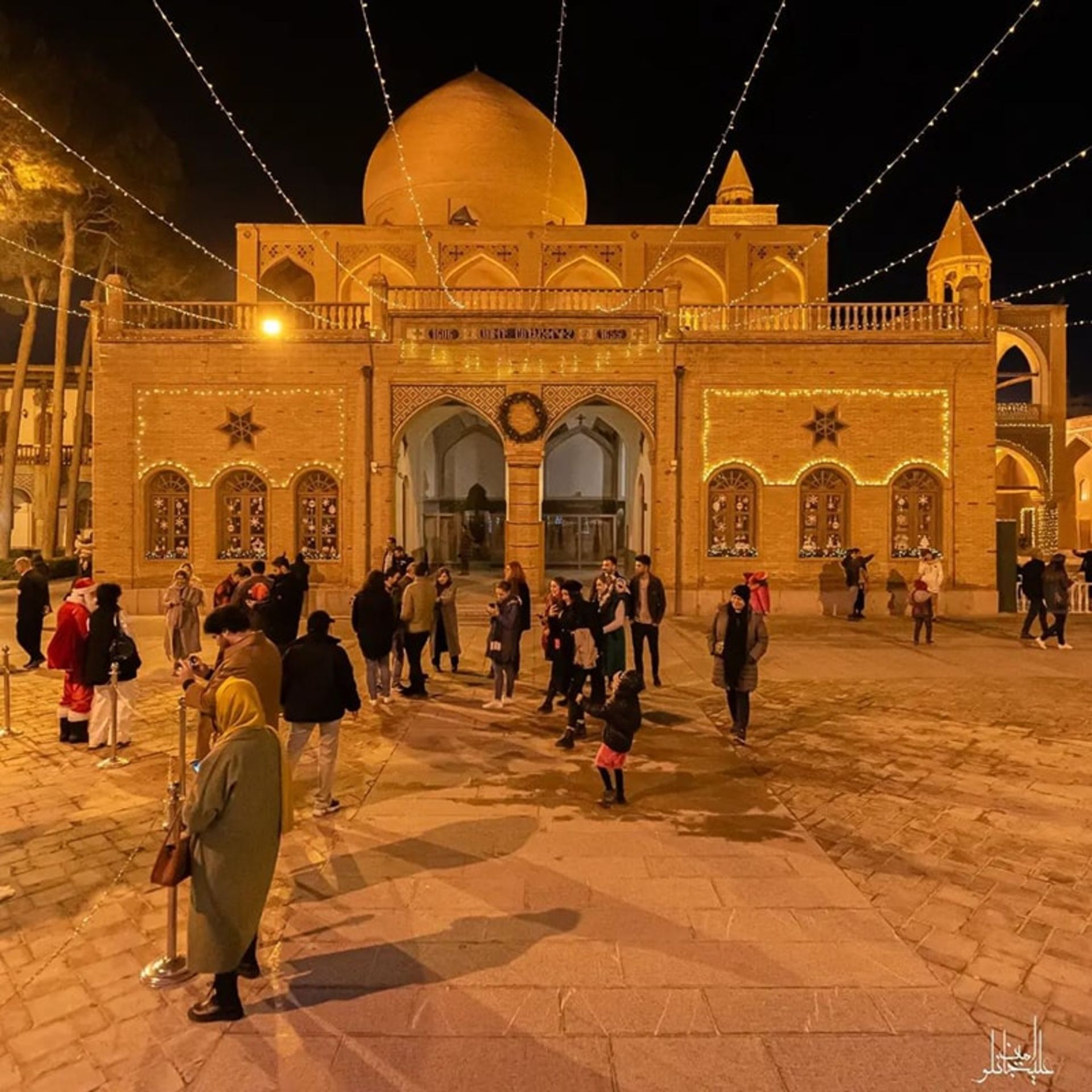 گردشگران در کلیسای وانک، منبع عکس: اینستاگرام alijanlou.amin@، عکاس: امین علیجانلو