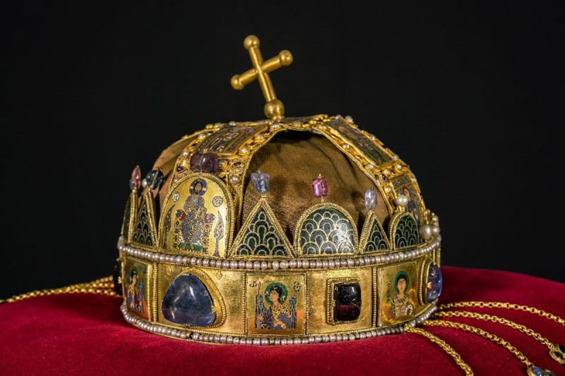 تاج مقدس مجارستان، منبع: parlament.hu