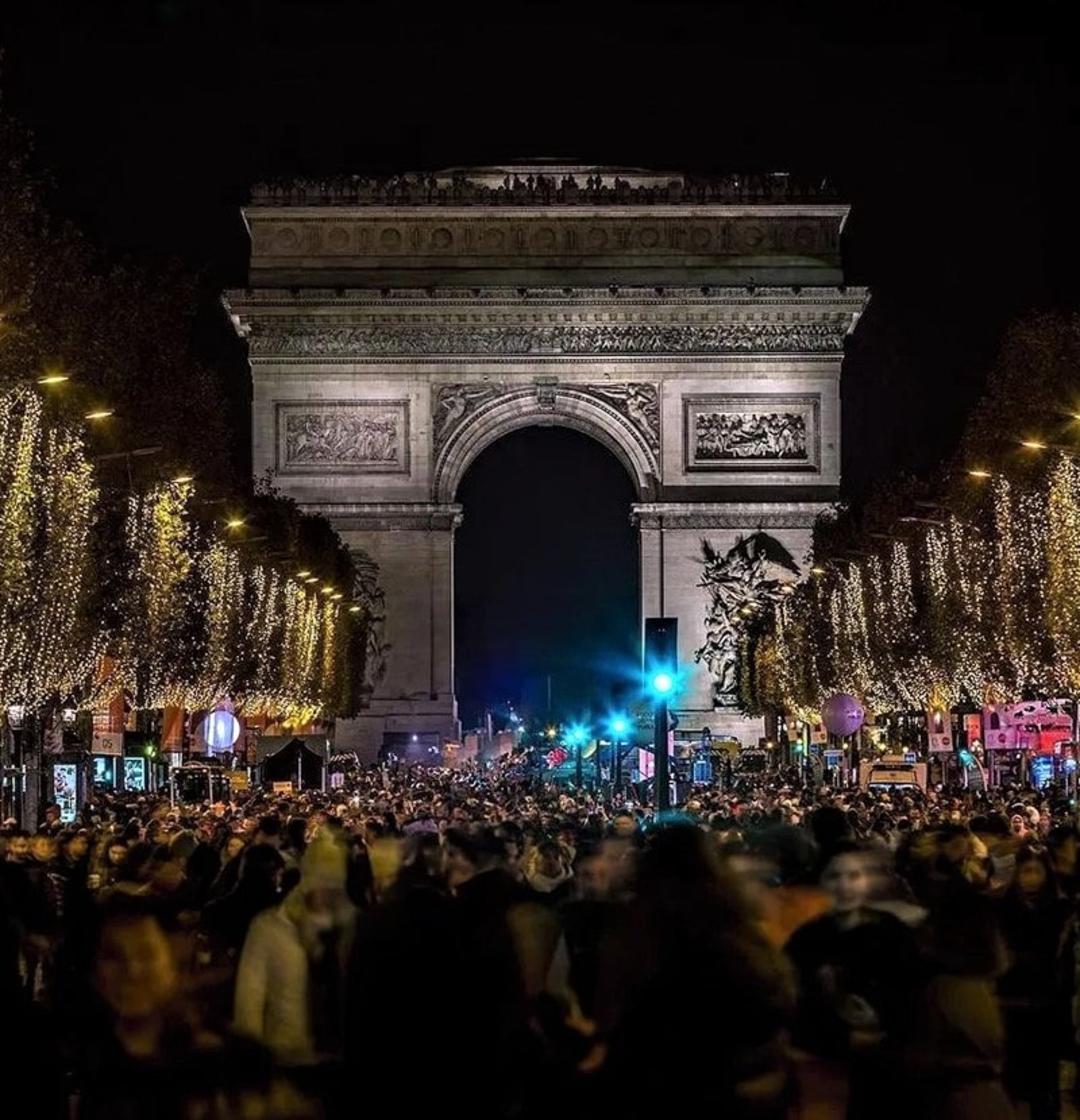 طاق پیروزی پاریس در شب، منبع عکس: اینستاگرام historicparis@، عکاس: نامشخص
