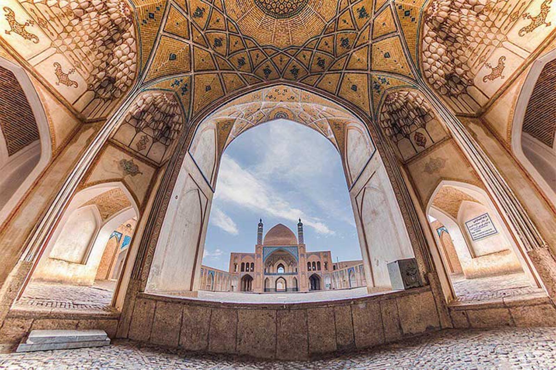 معماری داخلی مسجد آقابزرگ کاشان