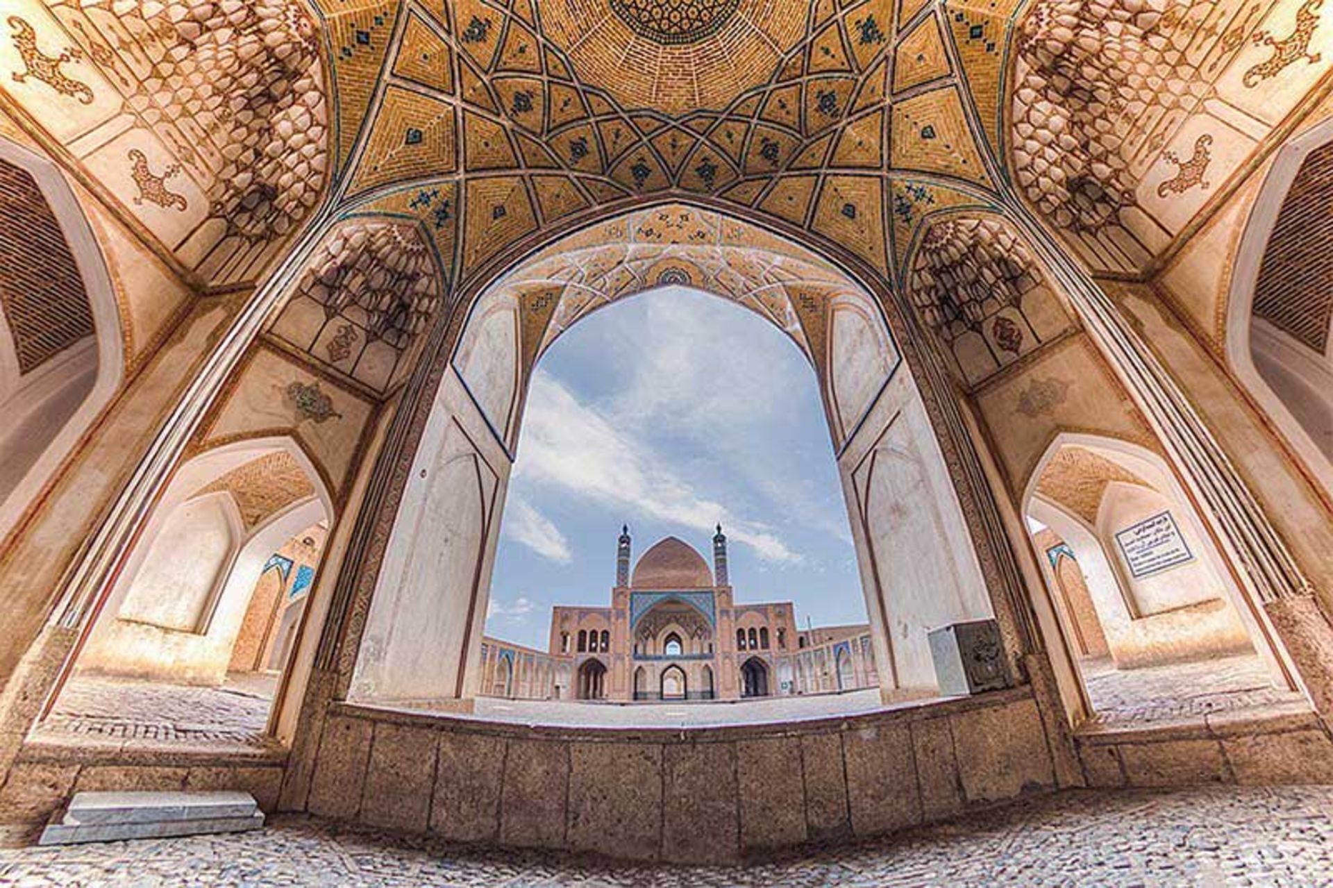 معماری داخلی مسجد آقابزرگ کاشان