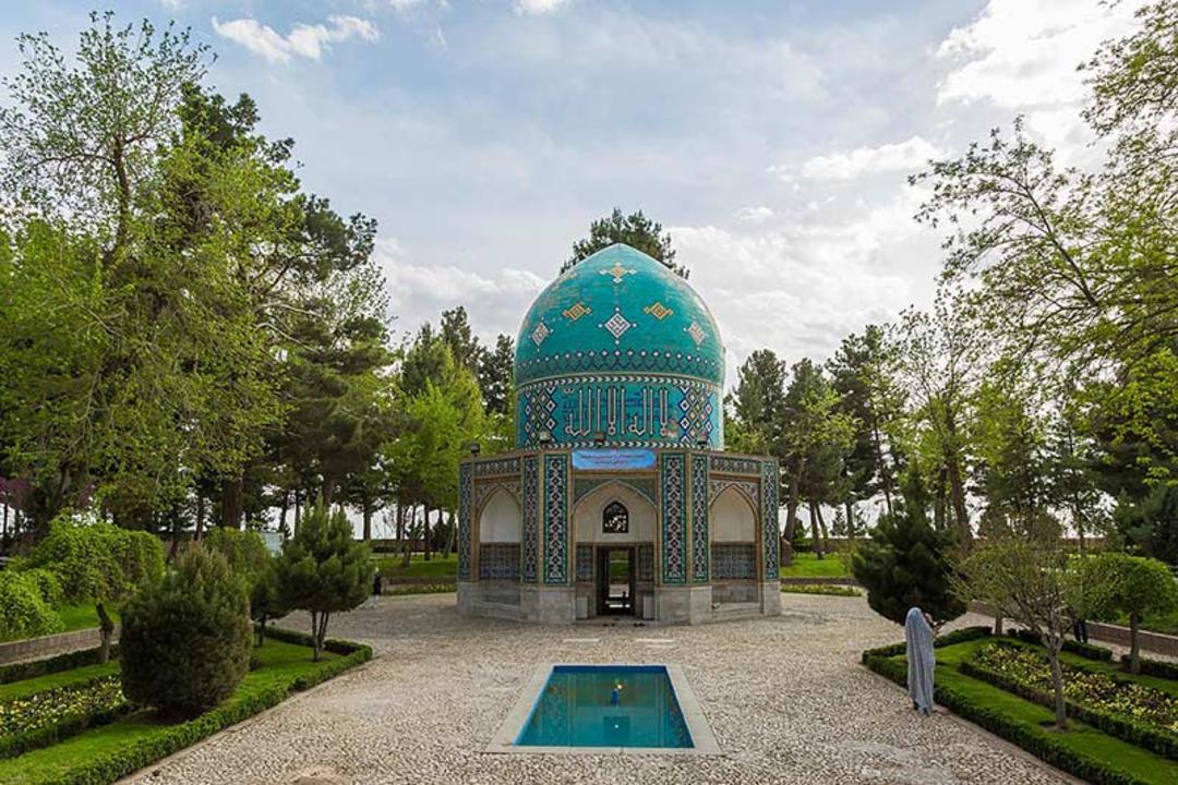 آرامگاه عطار نیشابوری در نزدیکی آرامگاه کمال الملک؛ منبع عکس: ویکی مدیا؛ عکاس: Morteza Aminoroayayi