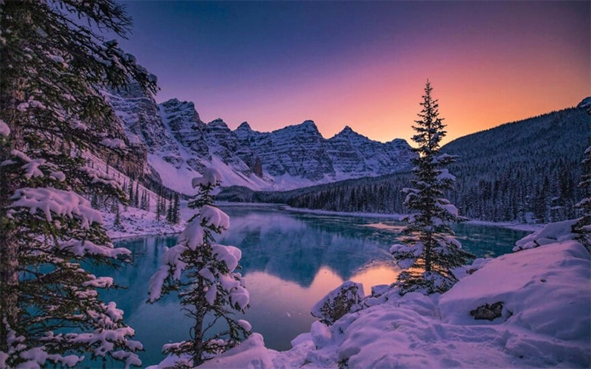 چشم‌انداز کوهستان برفی در آب دریاچه