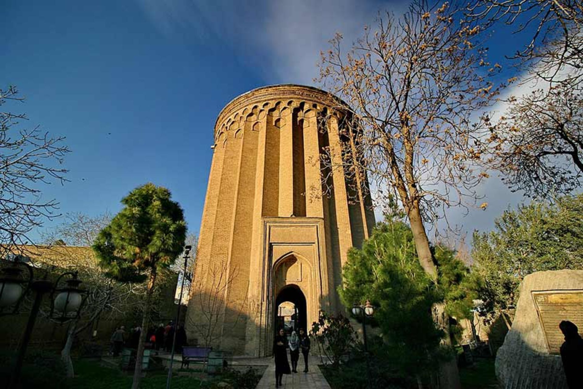 برج طغرل آرامگاه طغرل شاه سلجوقی