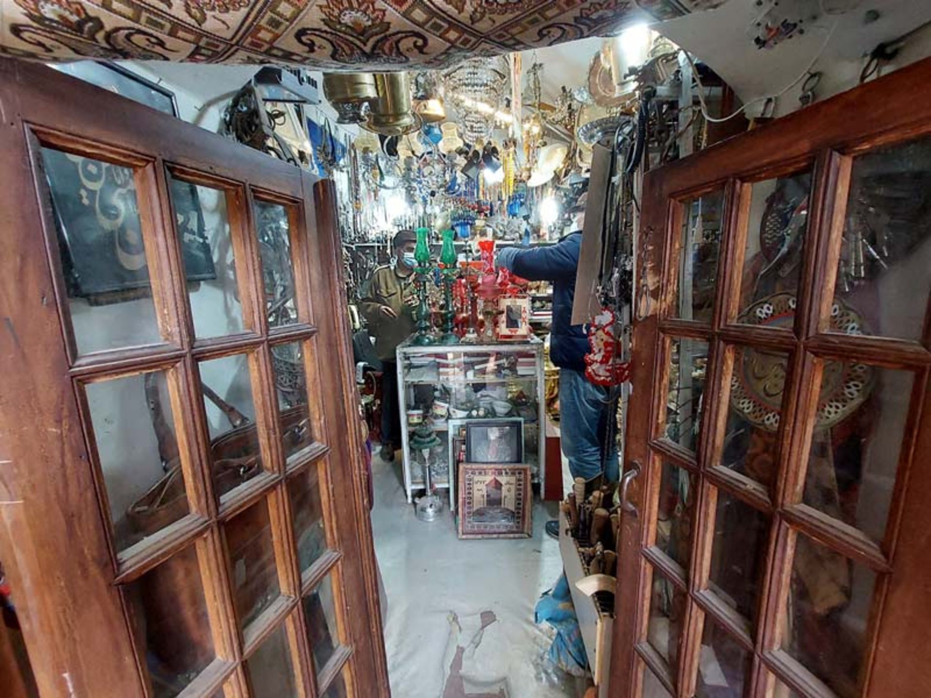 مغازه فروش صنایع دستی در کاروانسرای شاه عباسی نیشابور؛ منبع عکس: گوگل مپ؛ عکاس: hayat studio