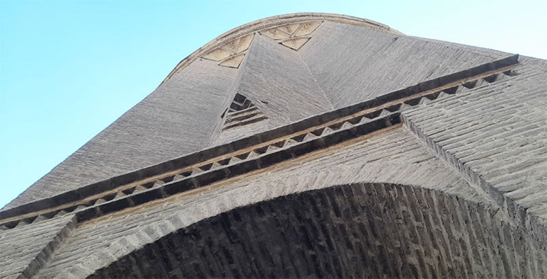 چشم و بینی شیر بر دیواره برج طغرل