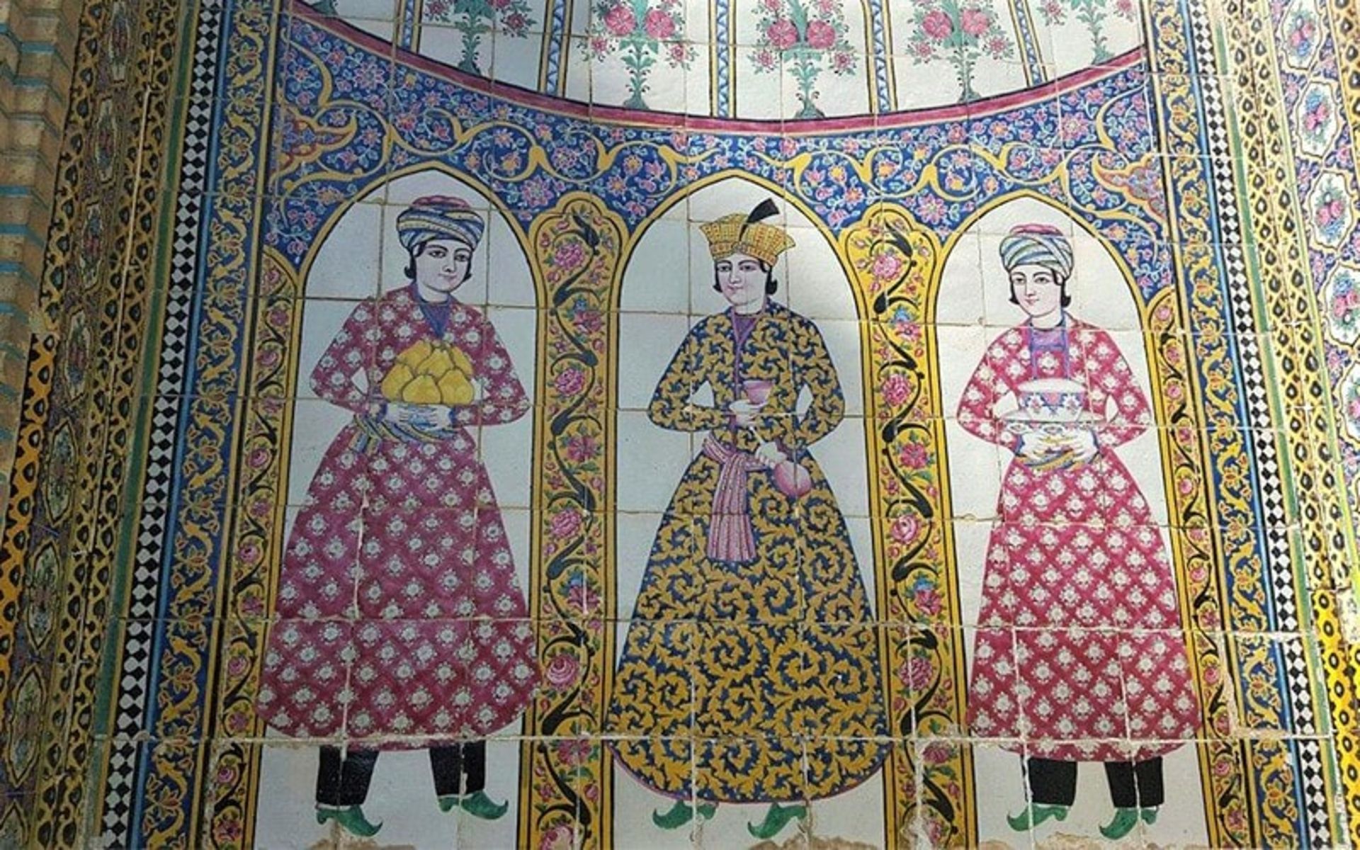 کاشی‌کاری با تصویر زن در باغ نارنجستان قوام، منبع عکس: tripadvisor.com، عکاس: minoosh s