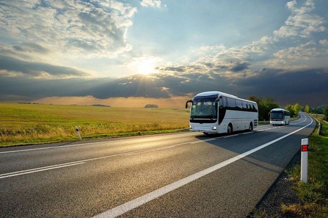 حرکت اتوبوس در جاده؛ منبع عکس: techrato.com؛ عکاس: نامشخص