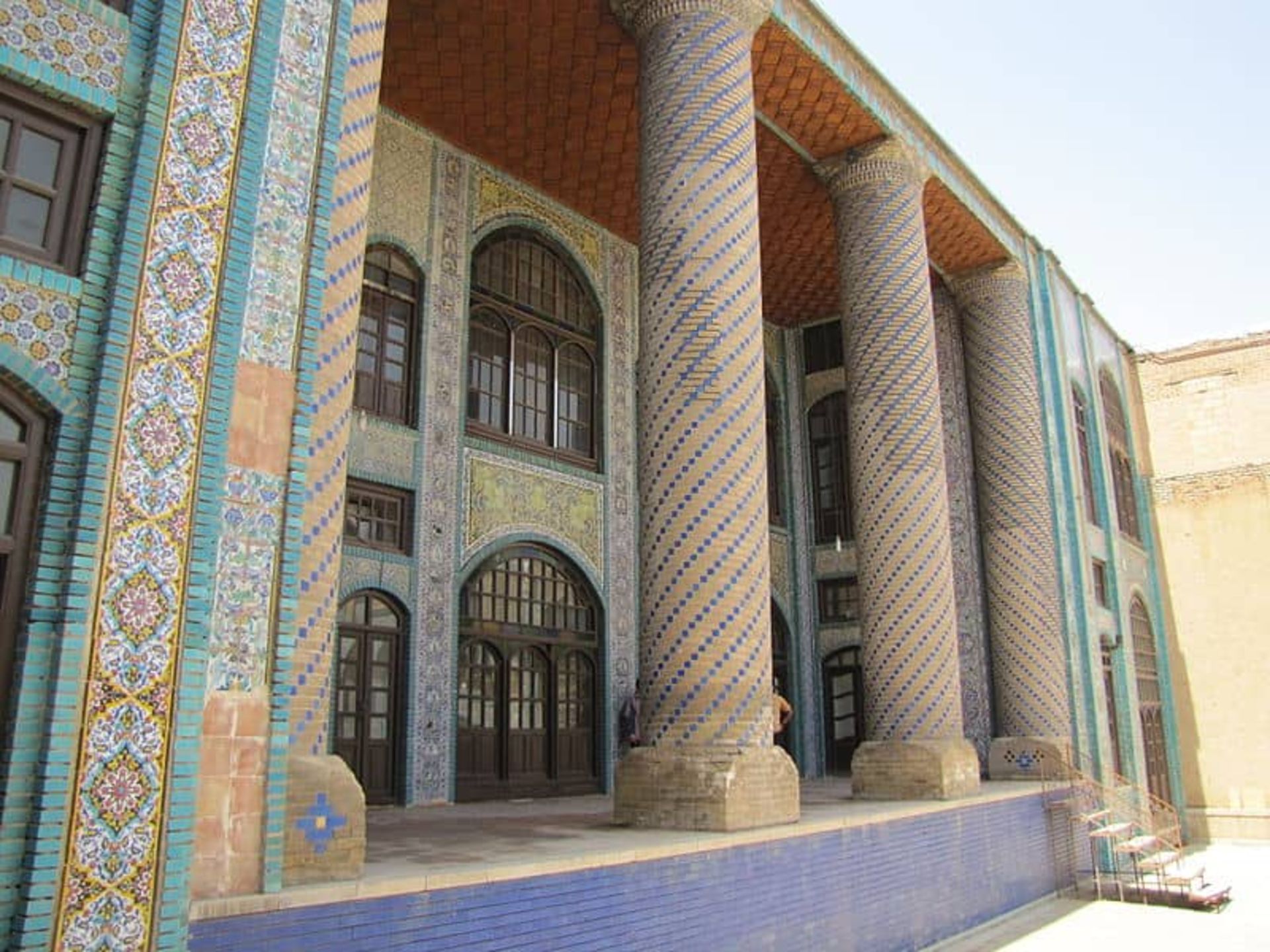 ایوان تکیه معاون الملک؛ منبع عکس: Wikimedia، عکاس: Coffeetalkh
