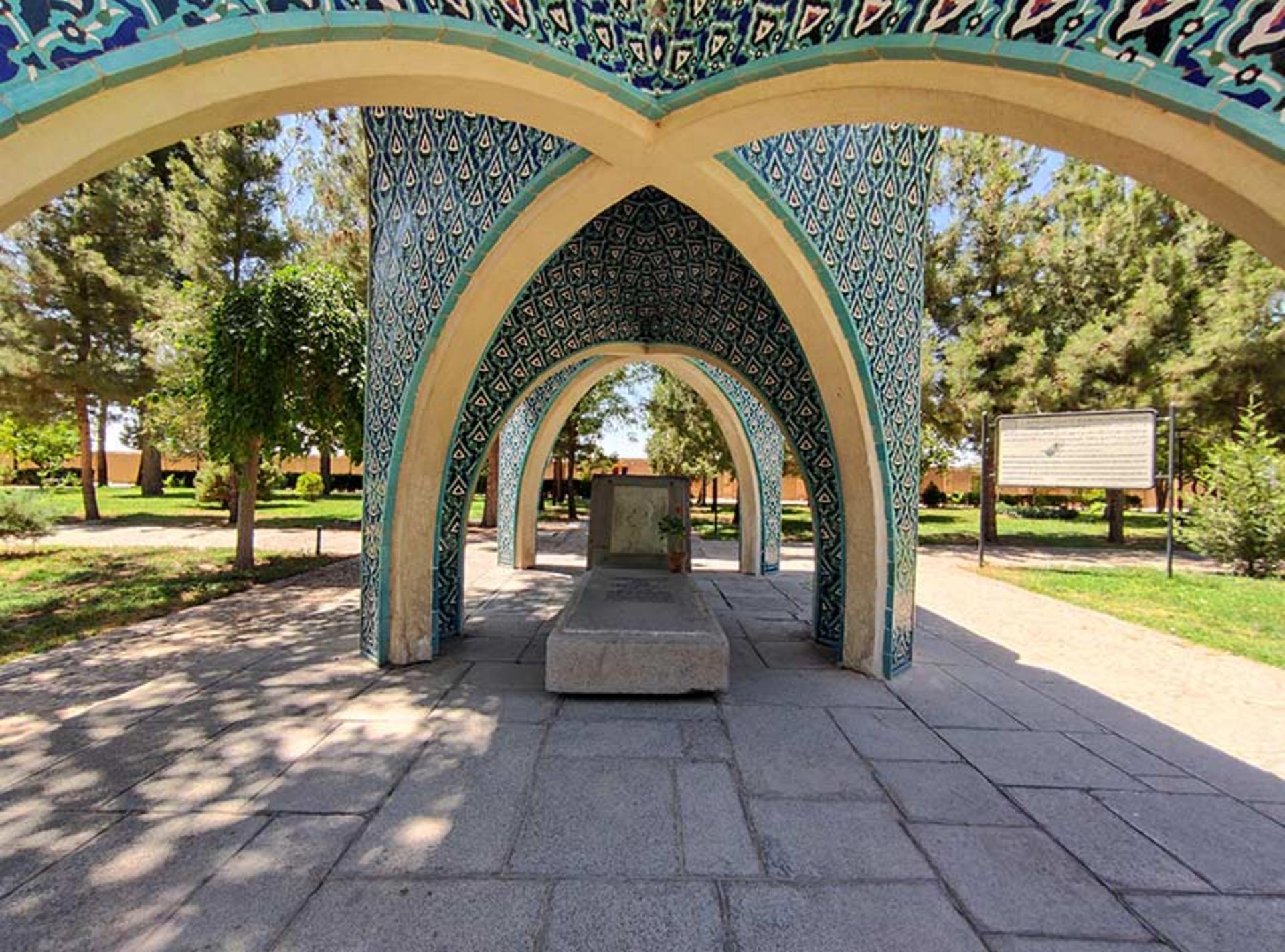 آرامگاه کمال الملک و معماری زیبای آن؛ منبع عکس: گوگل مپ؛ عکاس: مهدی اکبرزاده