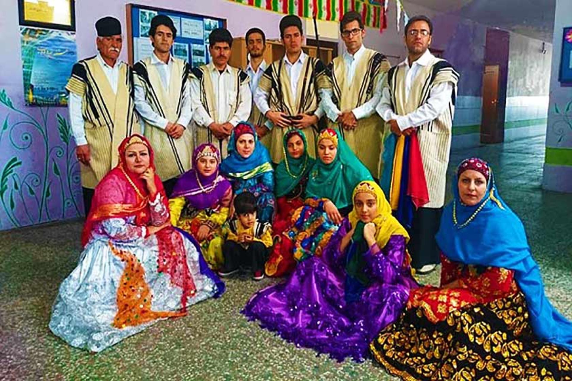 لباس محلی زنان و مردان لر  