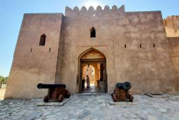 ورودی قلعه جبرین