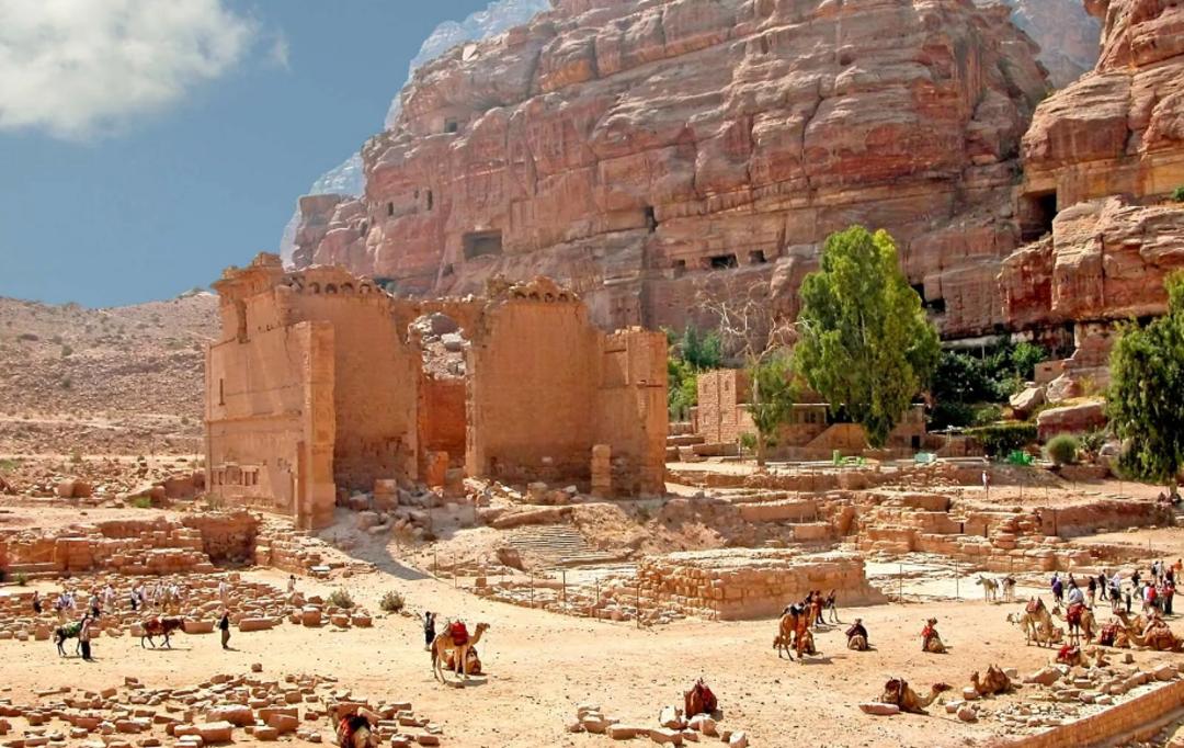 معماری و بخش‌های مختلف شهر پترا