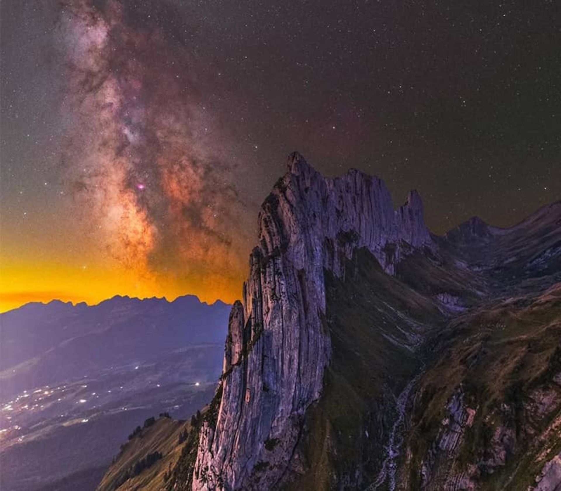 آسمان رنگی شب در پس کوهی بزرگ