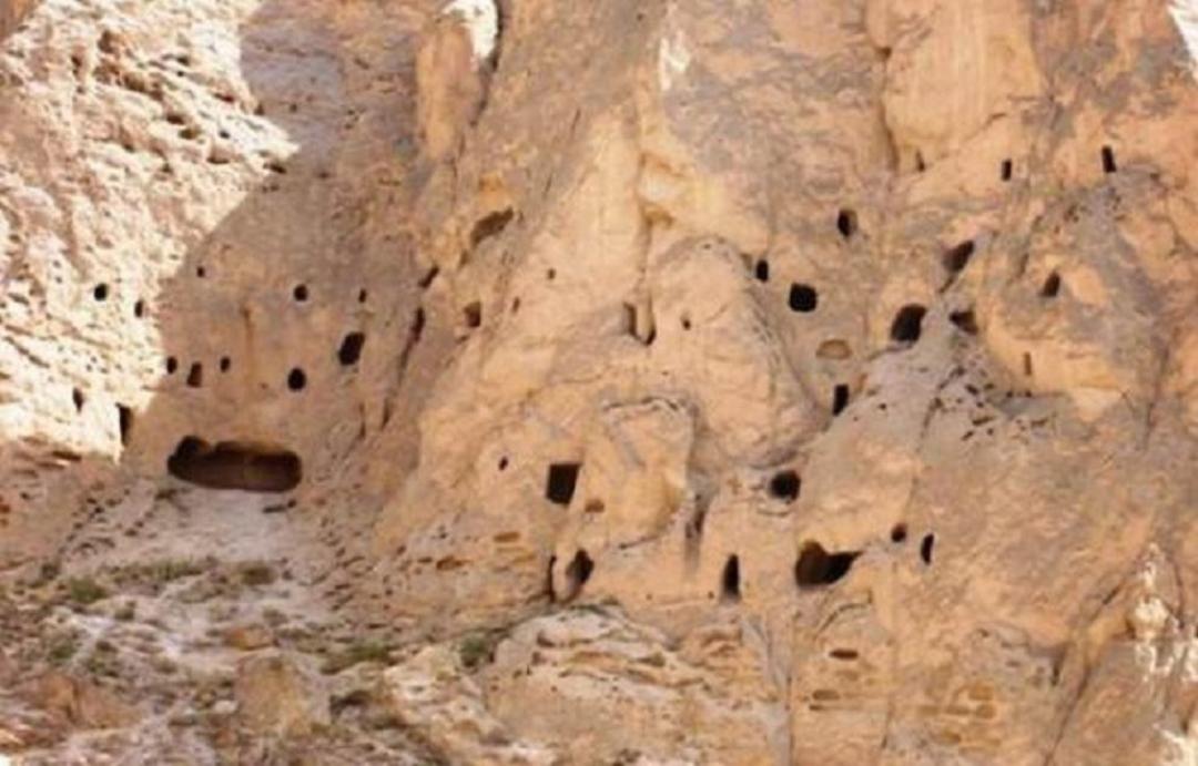 دخمه‌های باستانی کافرکلی در نیاک