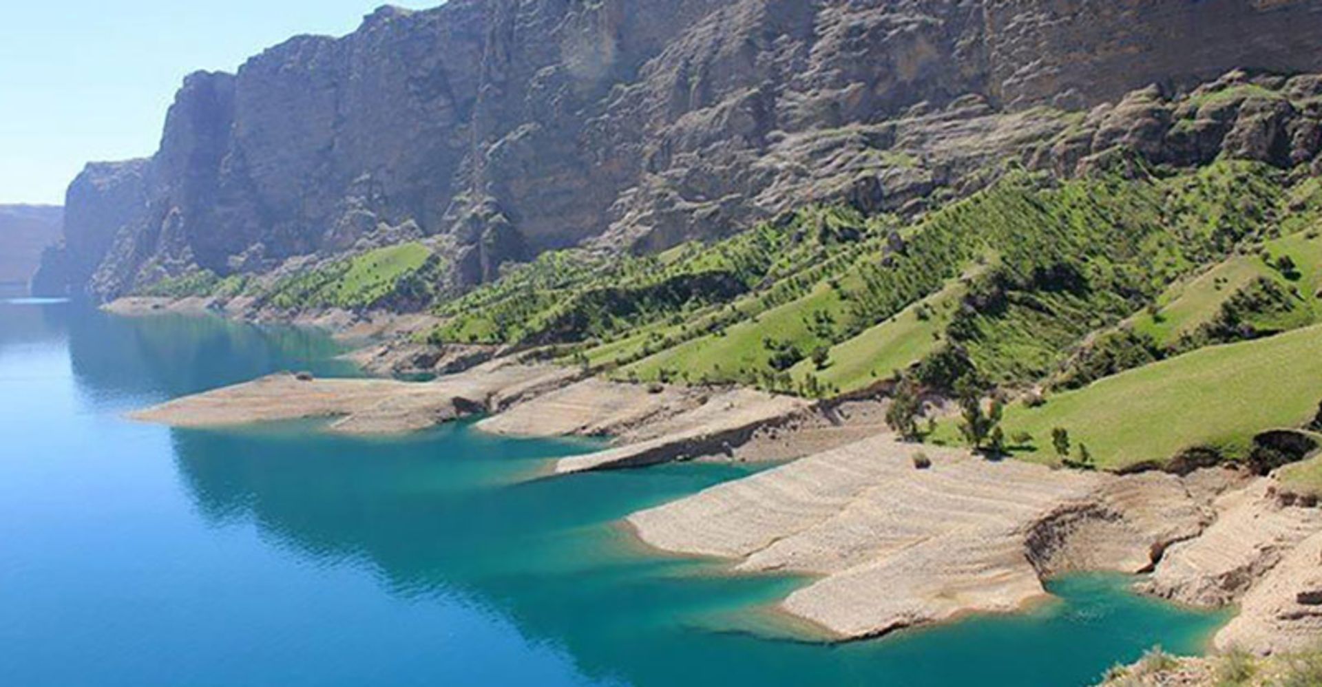کوه های سرسبز در جوار دریاچه سد دز
