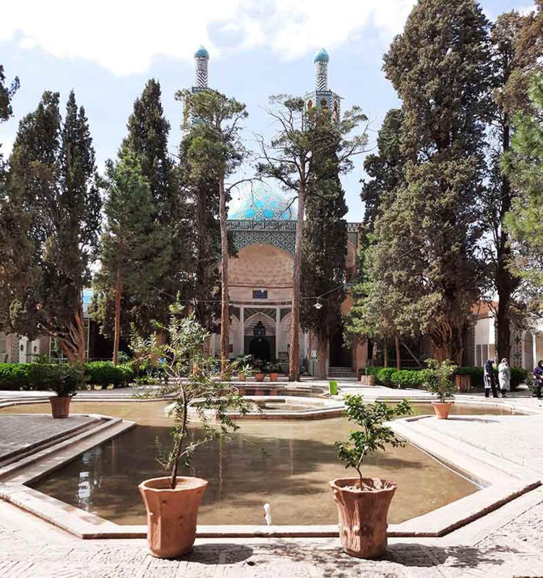 حیاط مقبره شاه نعمت الله