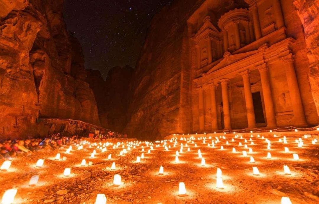 پترا در شب