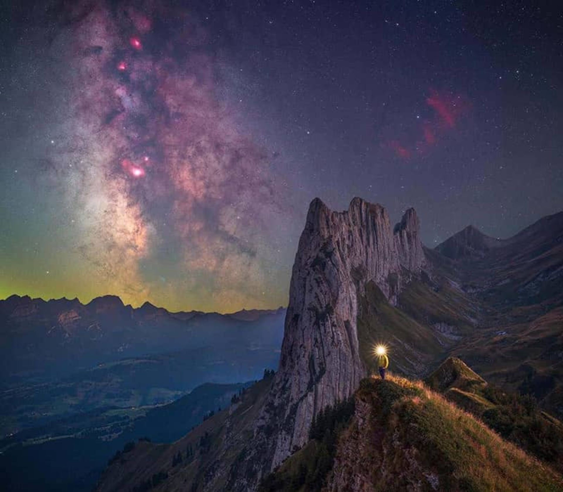 مردی چراغ به دست بالای کوهی در شب
