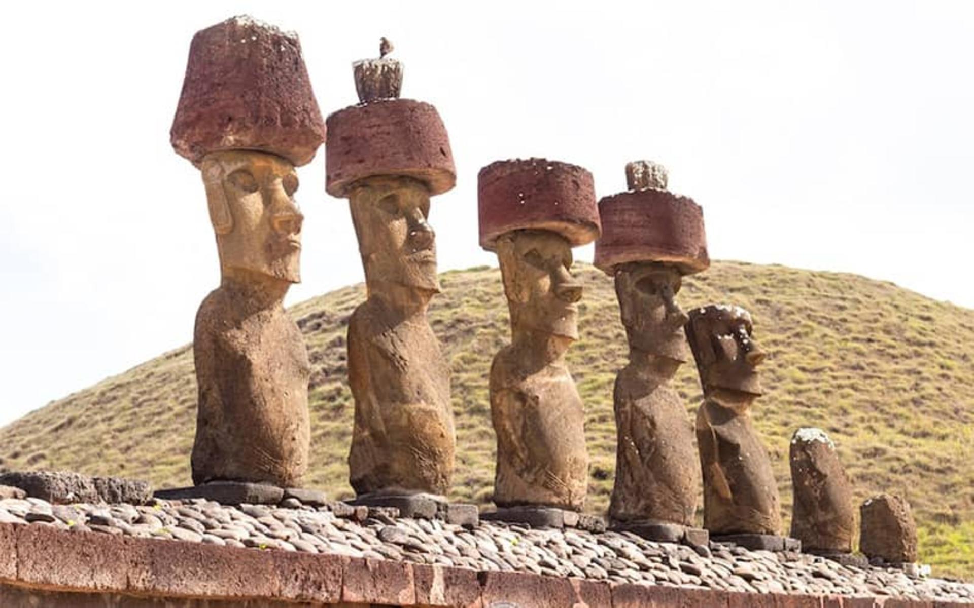 مجسمه های بدون دست و پا و کلاه بر سر