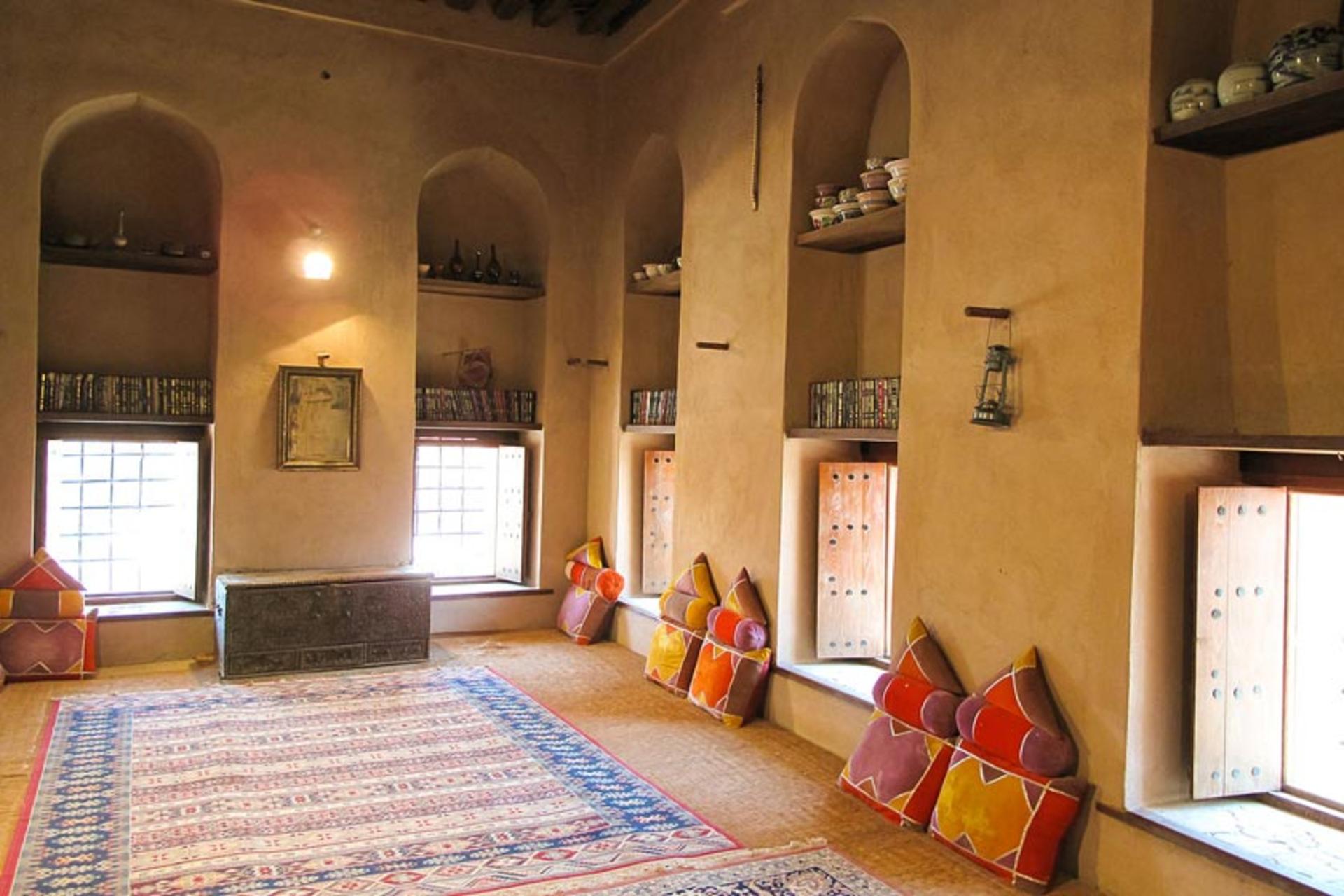 کتابخانه قلعه نزوی