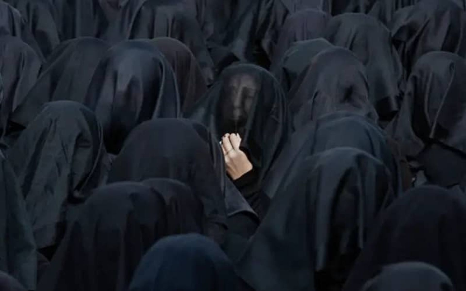 زنانی با پوشش سیاه