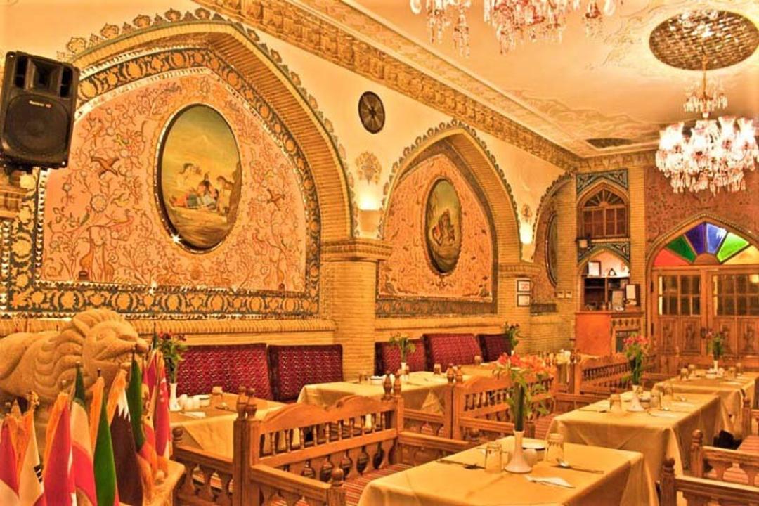 رستوران سنتی عالی قاپو