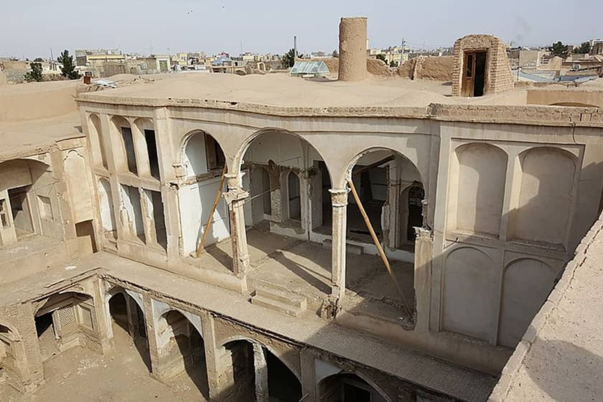 عکس خانه دو طبقه و در حال تخریب لاجوردی کاشان