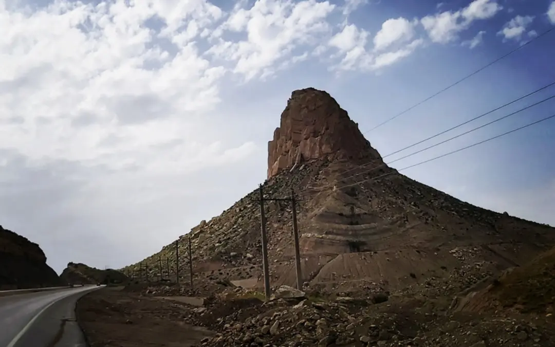 کوه پدری در مسیر سیراف به جم