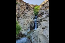 ریزش آب از میان صخره‌ها در آبشار ایگل