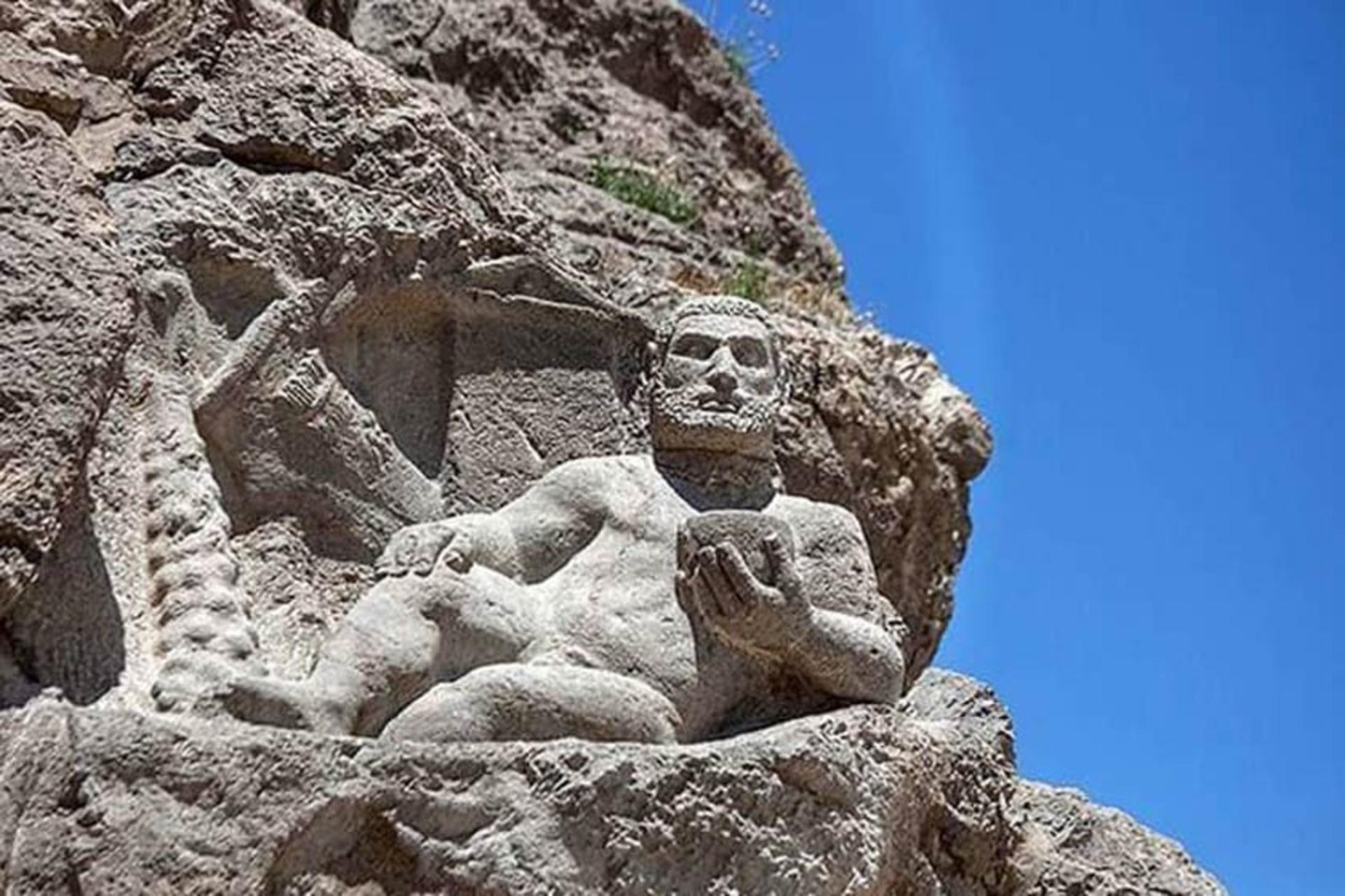 مجسمه هرکول در مجموعه بیستون