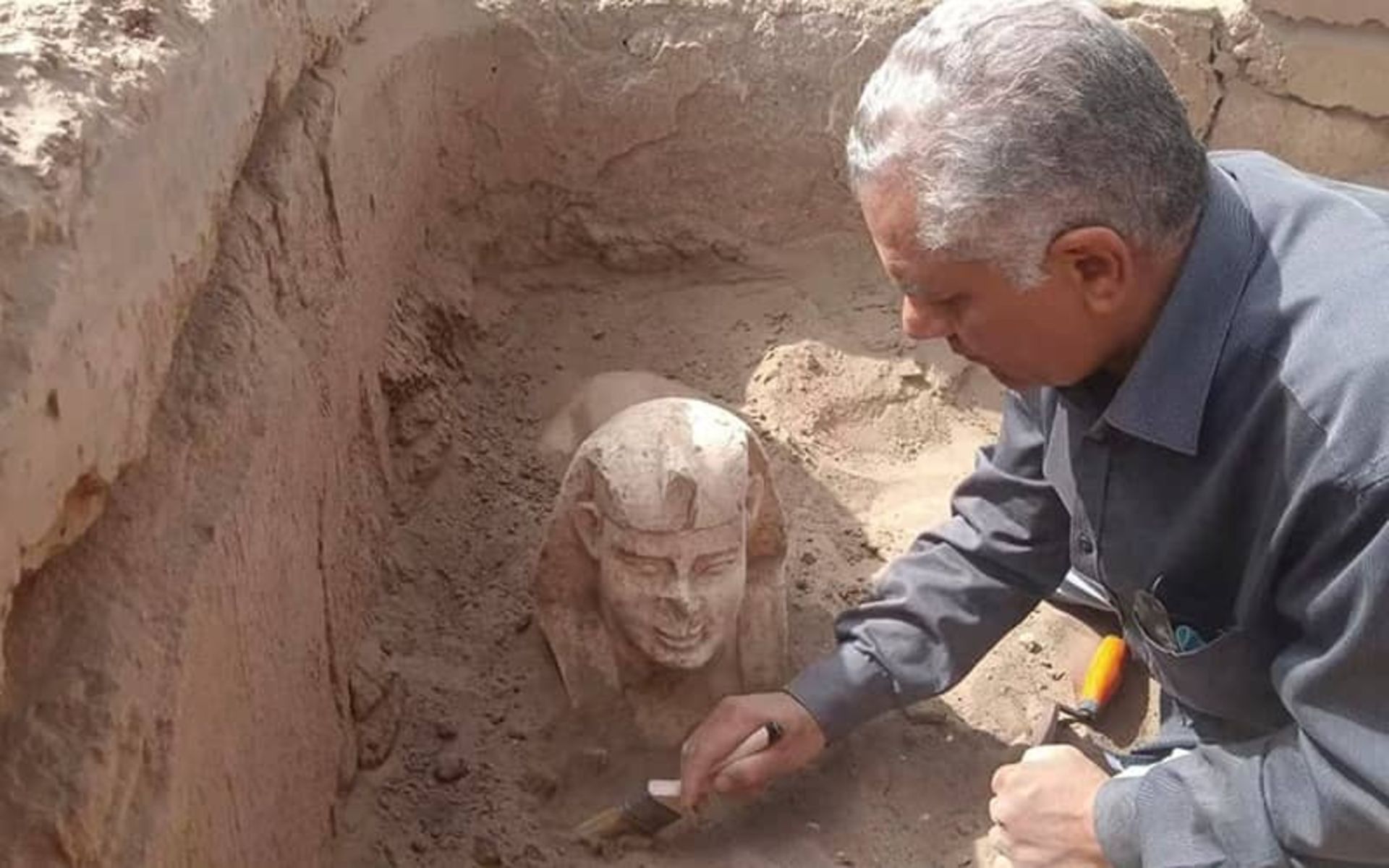 باستان شناسی در حال کاوش یک مجسمه مصری