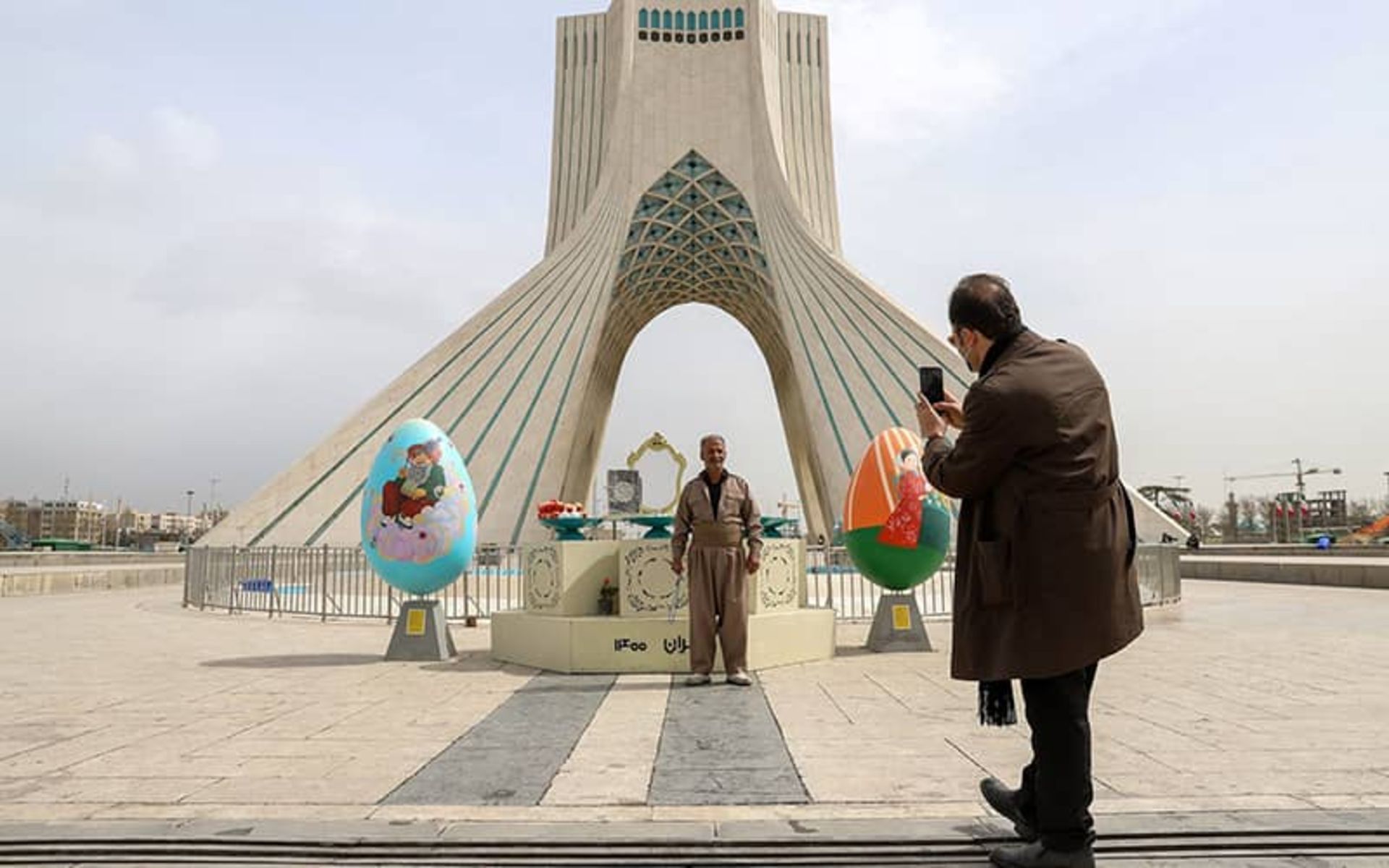 تخم مرغ رنگی در میدان آزادی