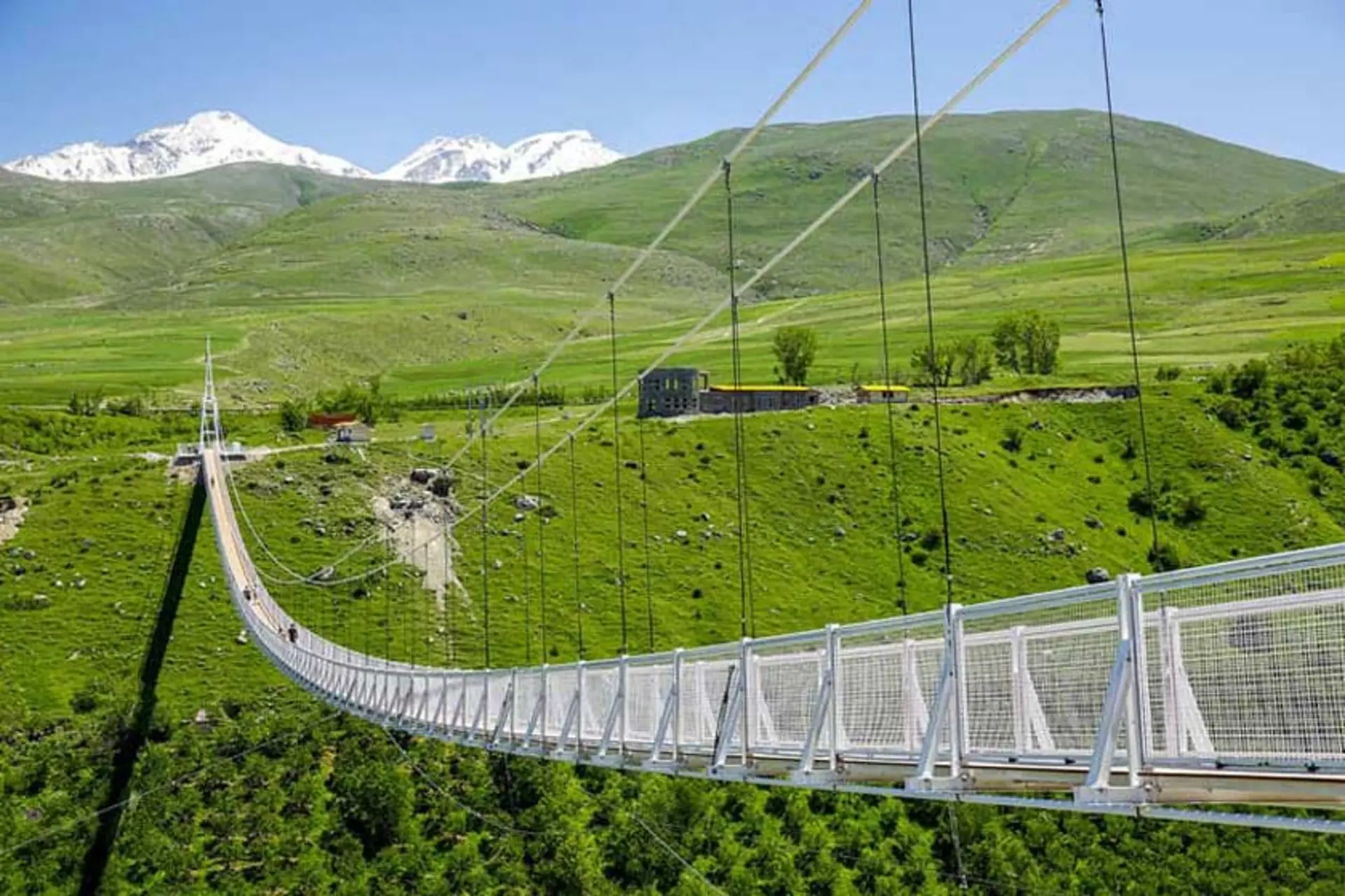 پل معلق مشگین شهر در دل طبیعت سبز
