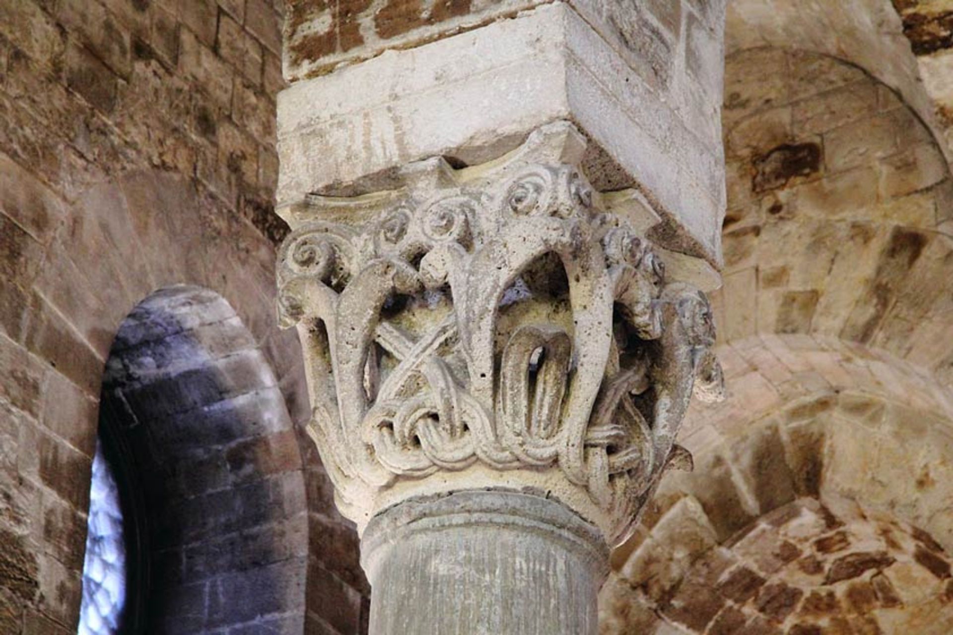 سرستون‌های تزیین‌شده کلیسای سن کاتالدو