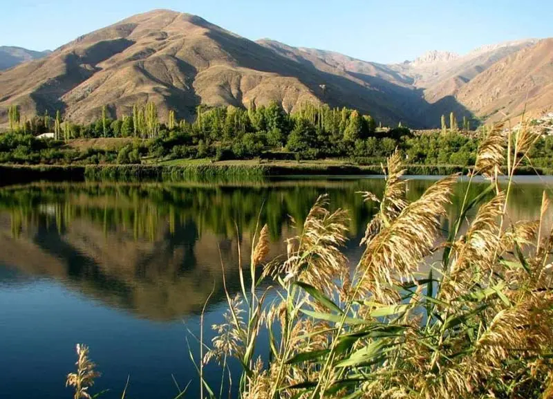 دریاچه اوان در جوار کوهستان و درختان سبز