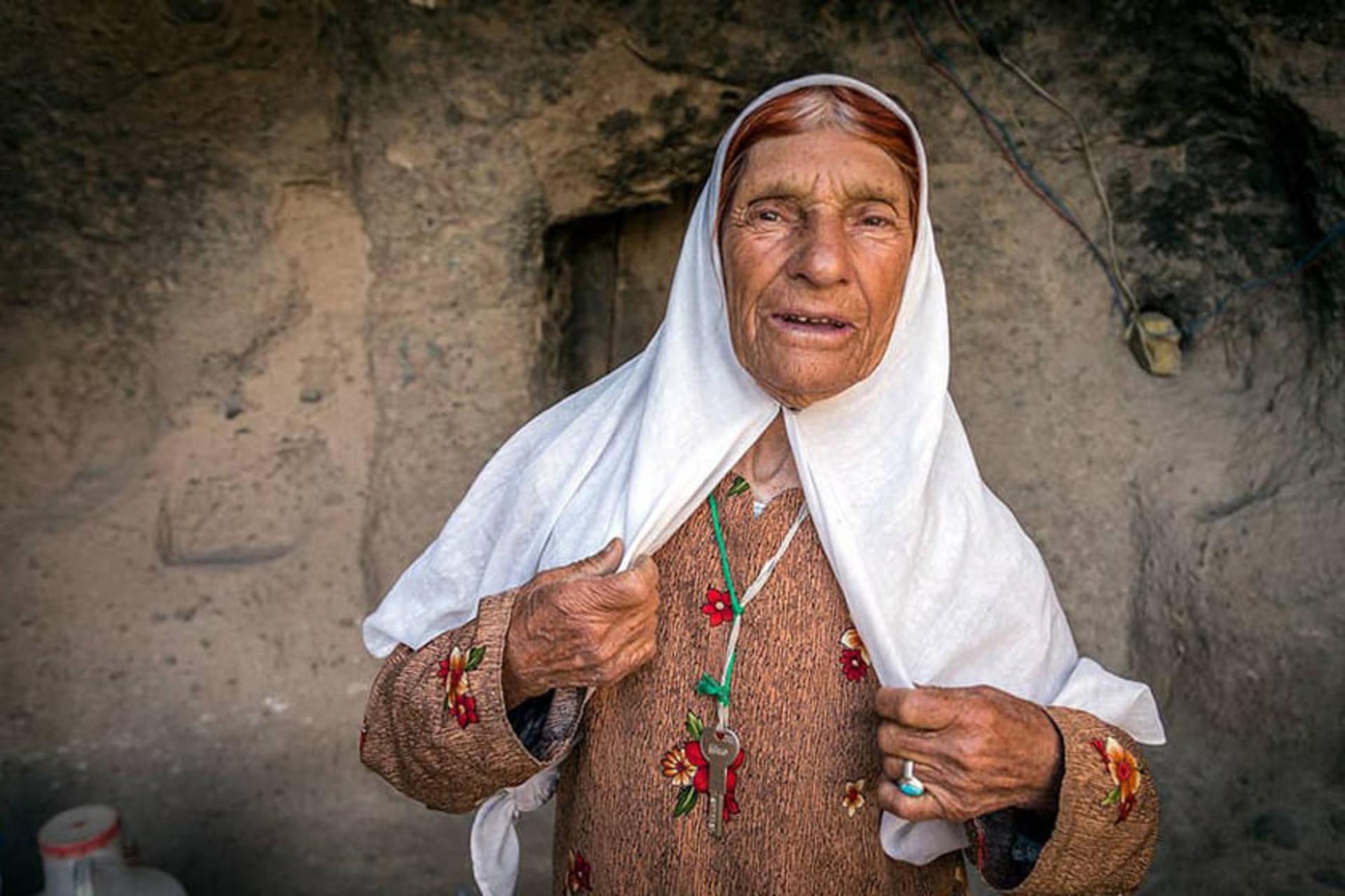 پیرزنی محلی در روستای صخره ای میمند