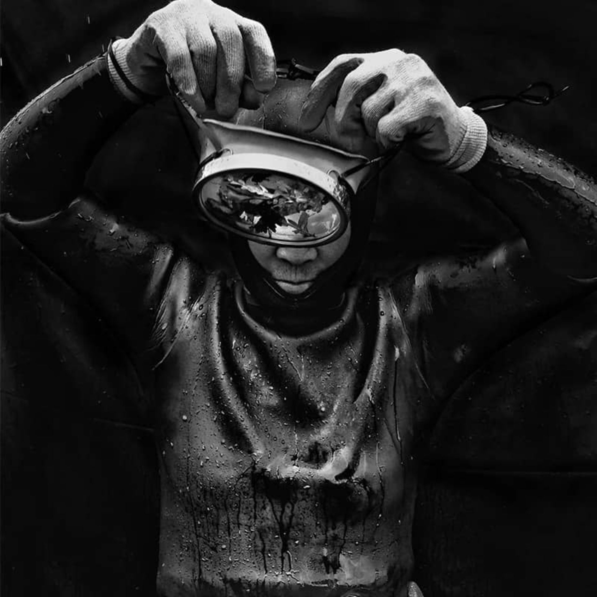 زنی پیری مشغول آماده شدن برای غواصی