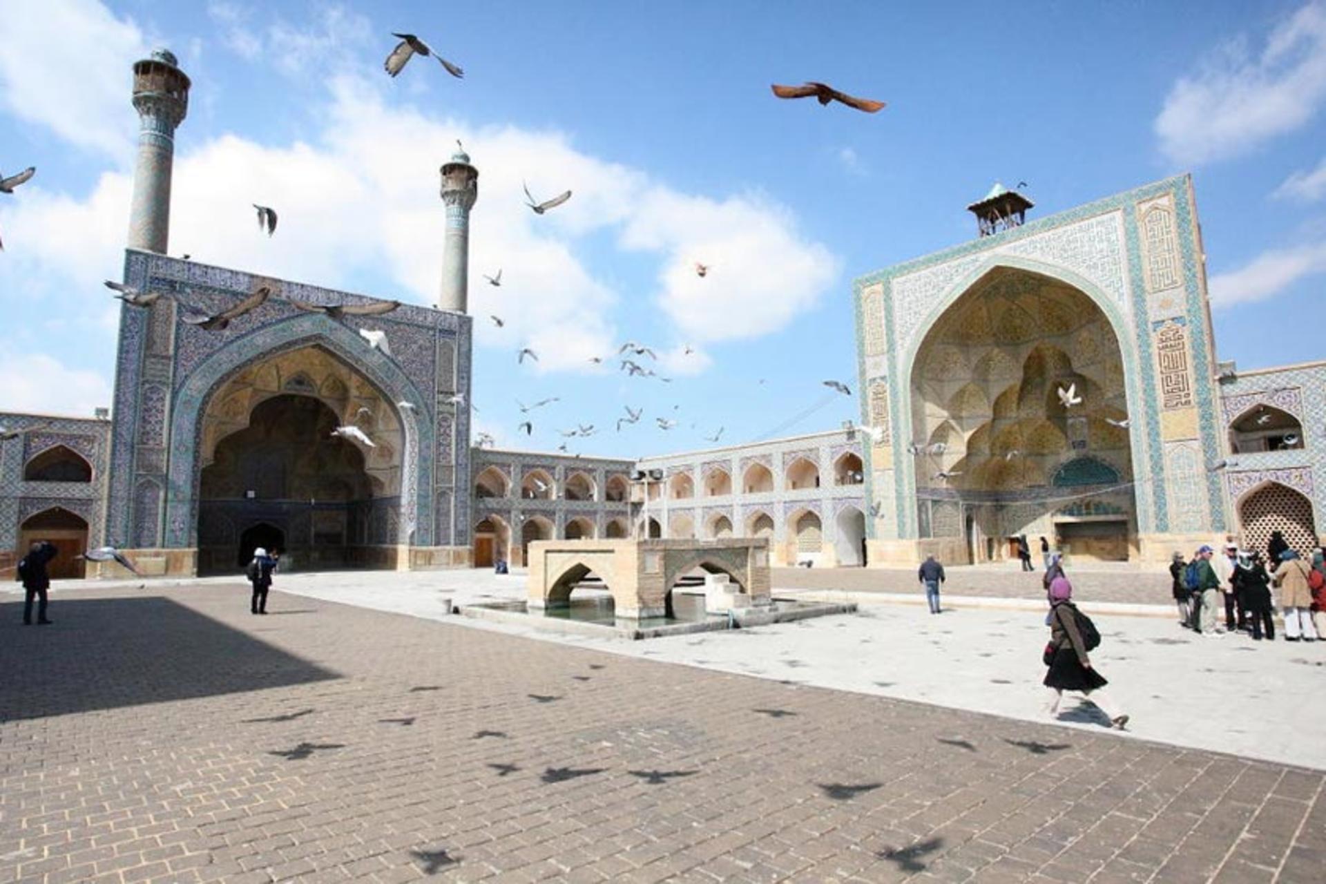صحن مسجد جامع اصفهان پر از کبوتر