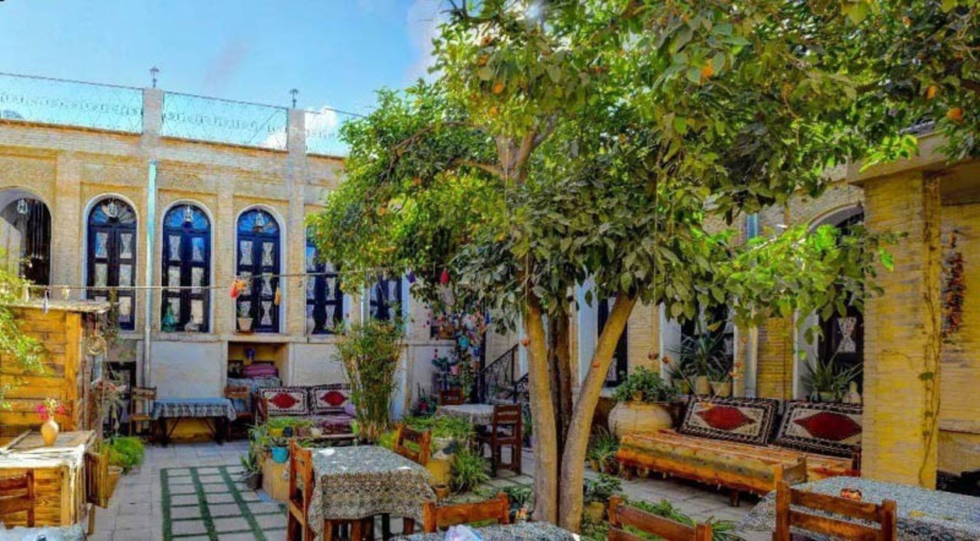  اقامتگاه بومگردی ترنجستان شیراز