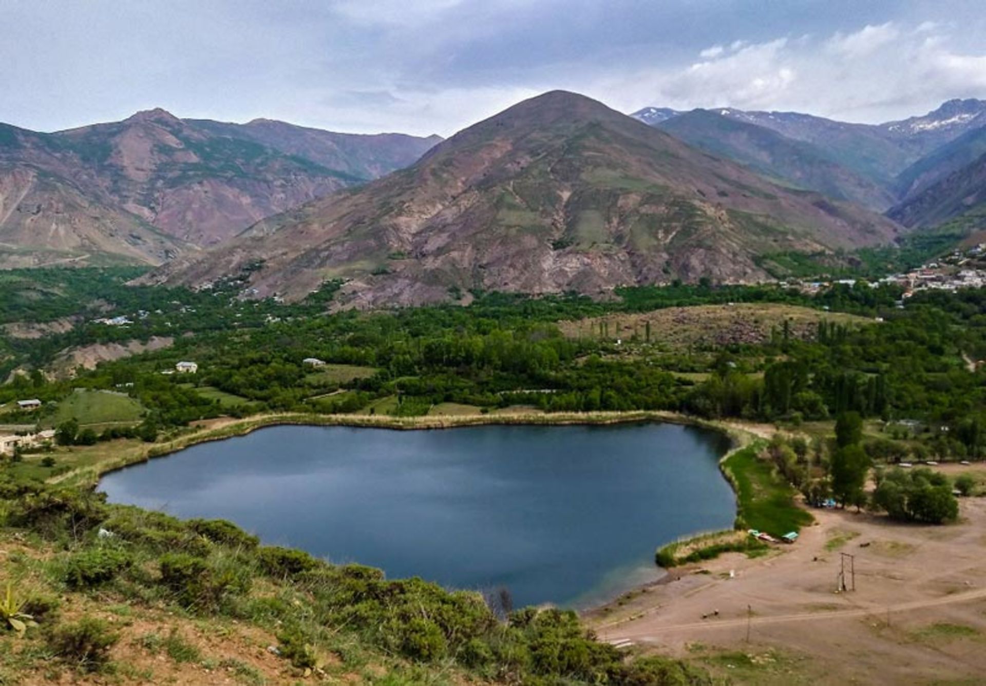 دریاچه اوان قزوین در پای کوهستان از نمای بالا