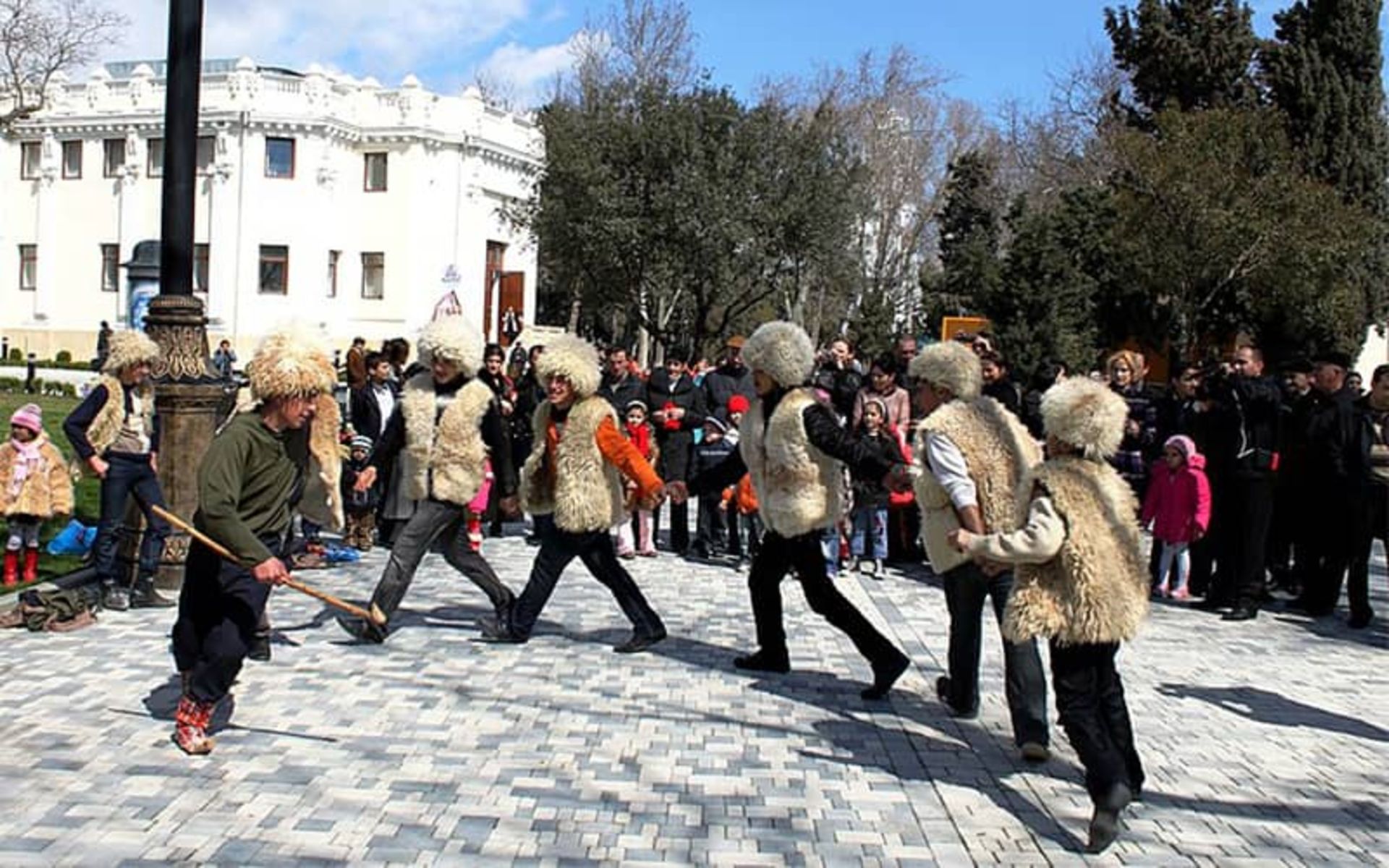  پایکوبی مردان با لباس سنتی