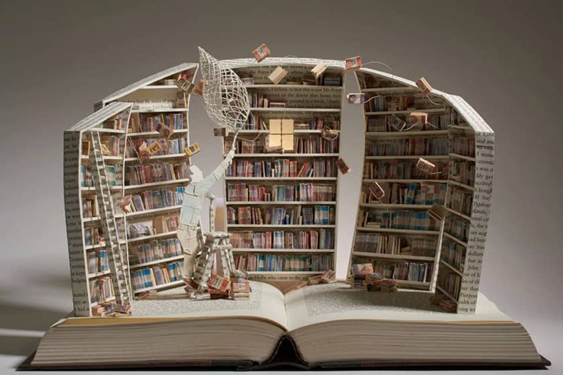 کاردستی کتابخانه روی یک کتاب