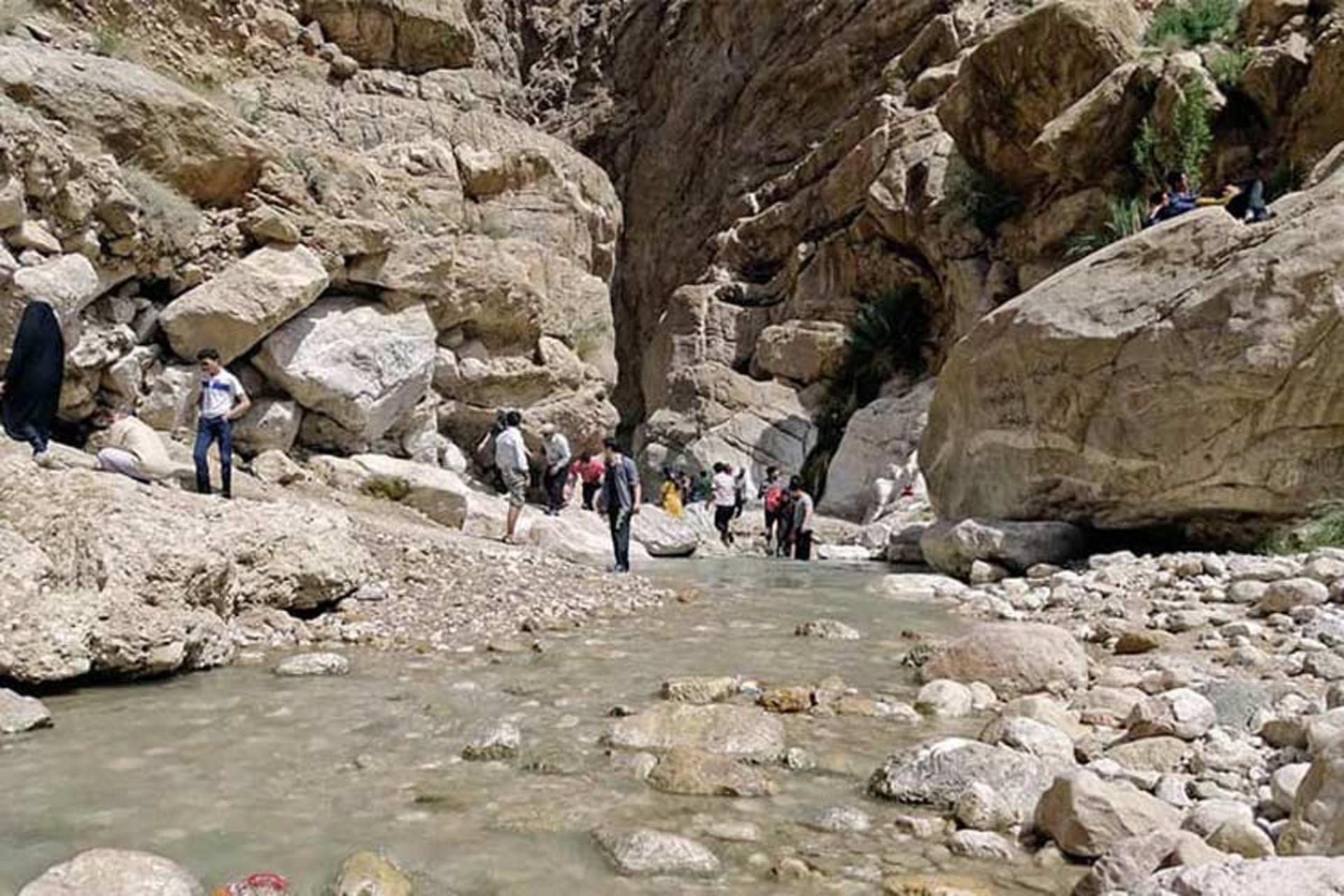 گردشگران هنگام بازدید از چشمه مرتضی علی 