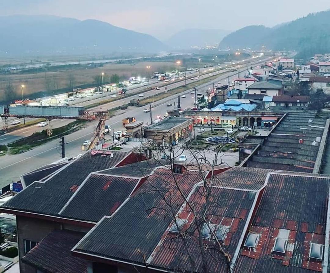 مغازه‌های حاشیه جاده روستای امامزاده هاشم
